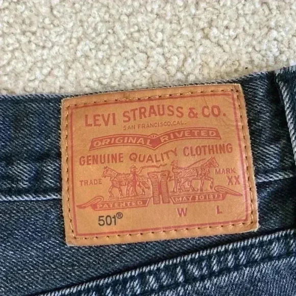 Levi’s 501 black ripped high rise jean shorts in size 28 - Picture 3 of 4